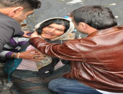 Polise bıçaklı saldırı